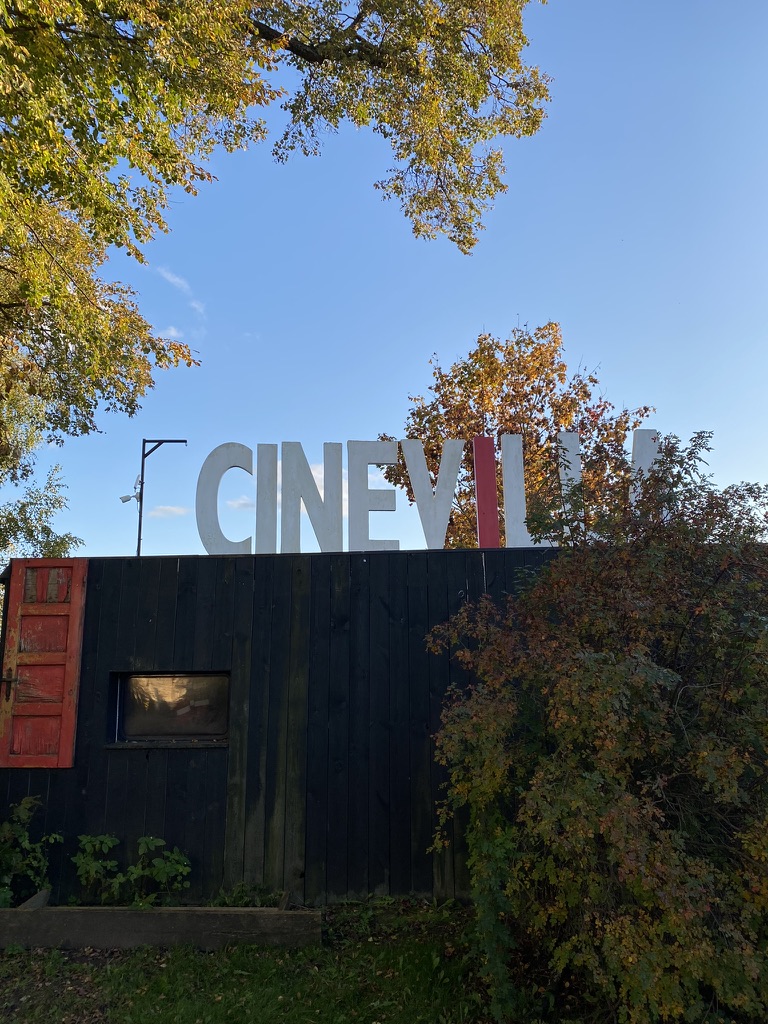 Latvijos lobiai: Cinevilla, smėlio urvai ir Kuldyga